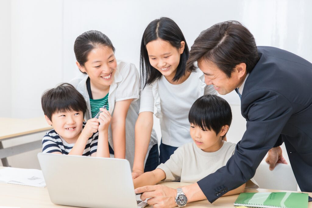 Elementary,School,Children,And,Teachers,Actively,Learning,In,Group,Learning